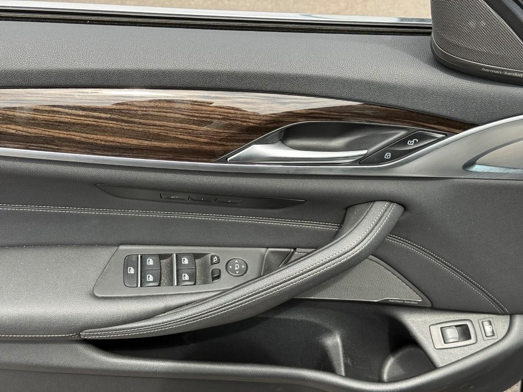 BMW 5 Series Vehicle Full-screen Gallery Image 15