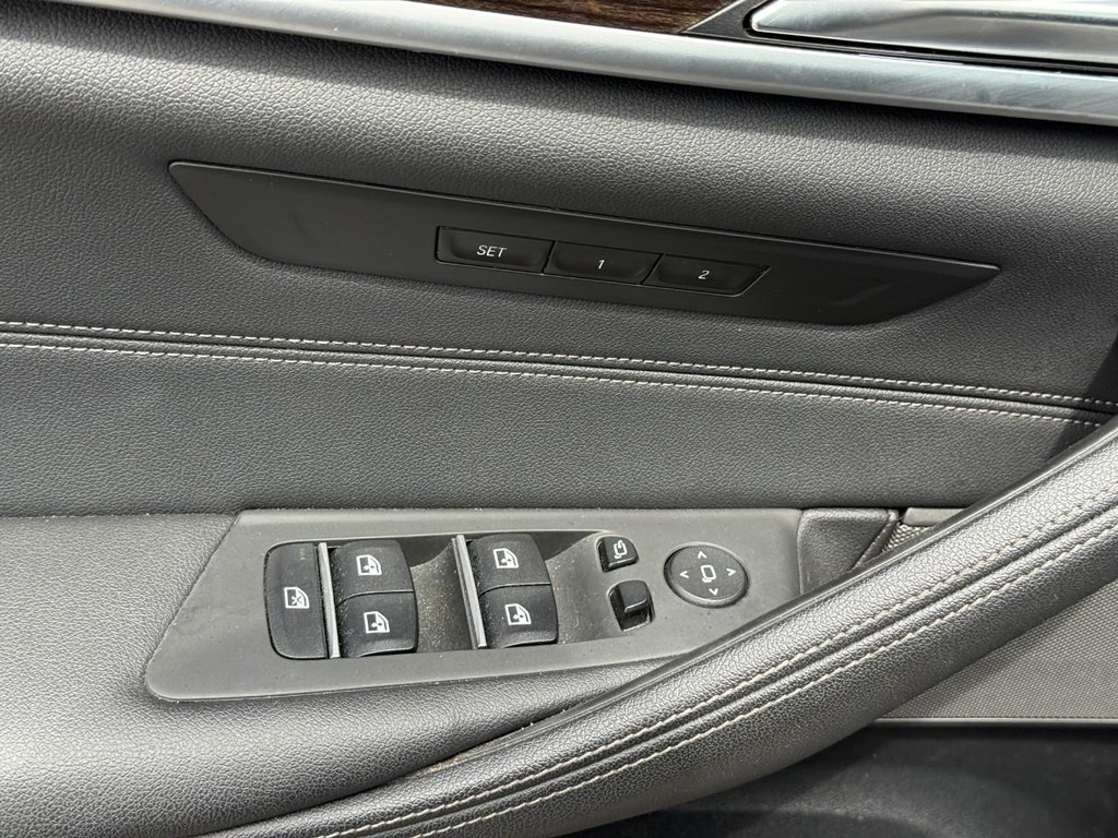 BMW 5 Series Vehicle Full-screen Gallery Image 16