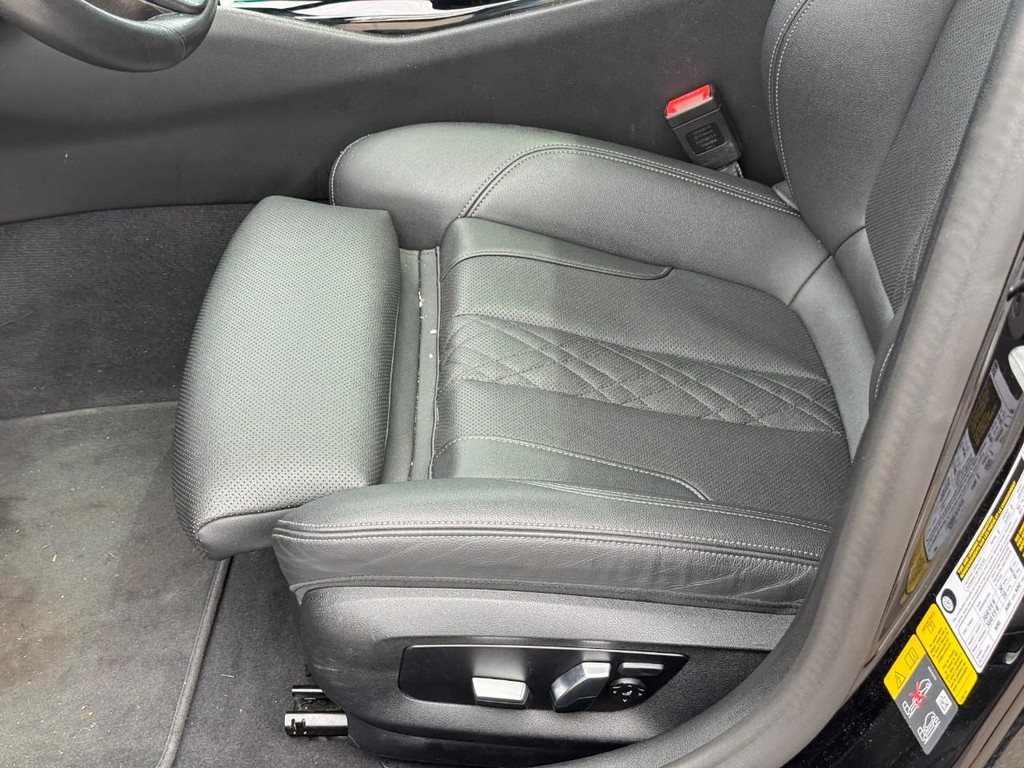 BMW 5 Series Vehicle Full-screen Gallery Image 17