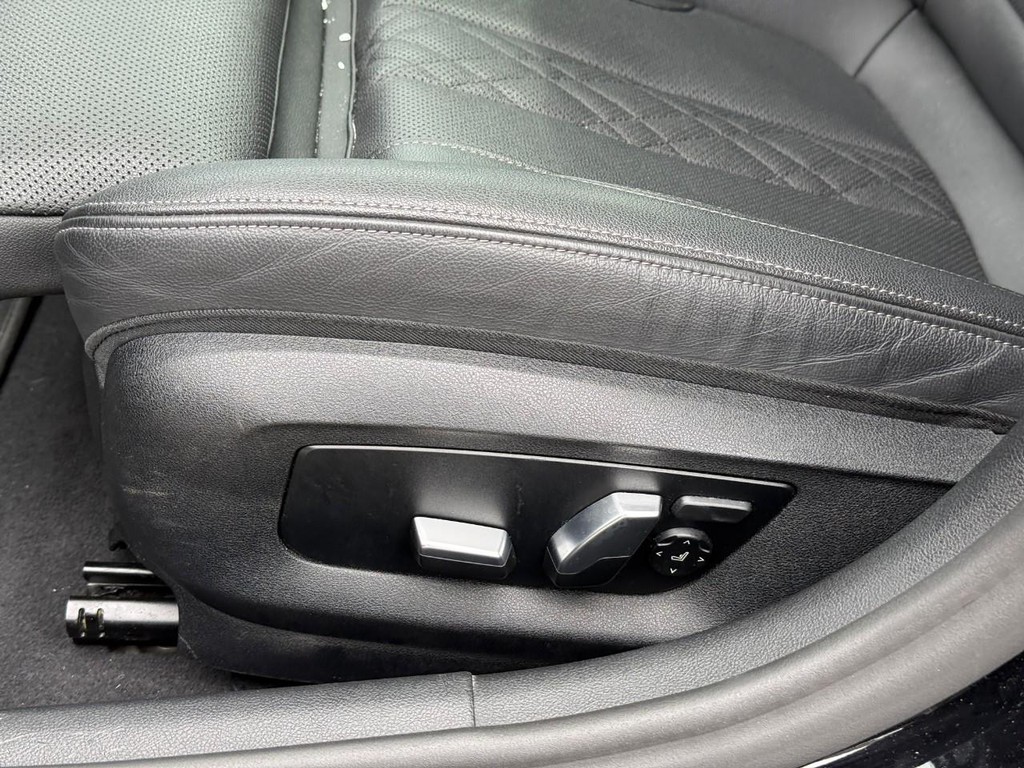 BMW 5 Series Vehicle Full-screen Gallery Image 18