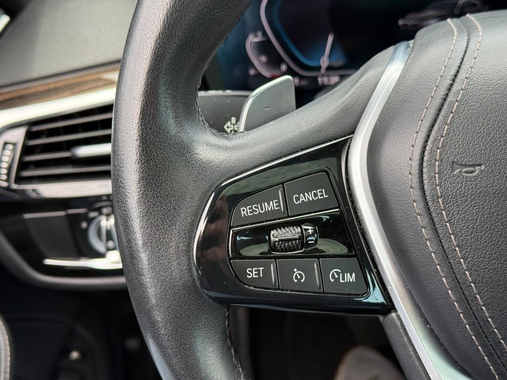 BMW 5 Series Vehicle Full-screen Gallery Image 19