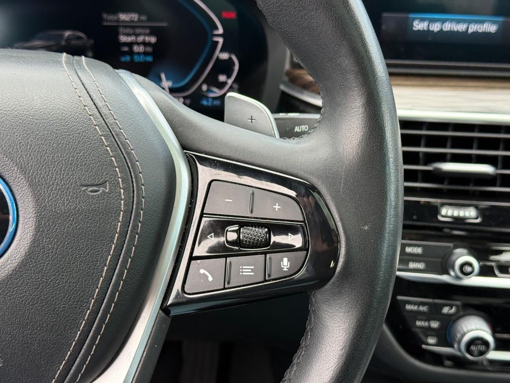 BMW 5 Series Vehicle Full-screen Gallery Image 20