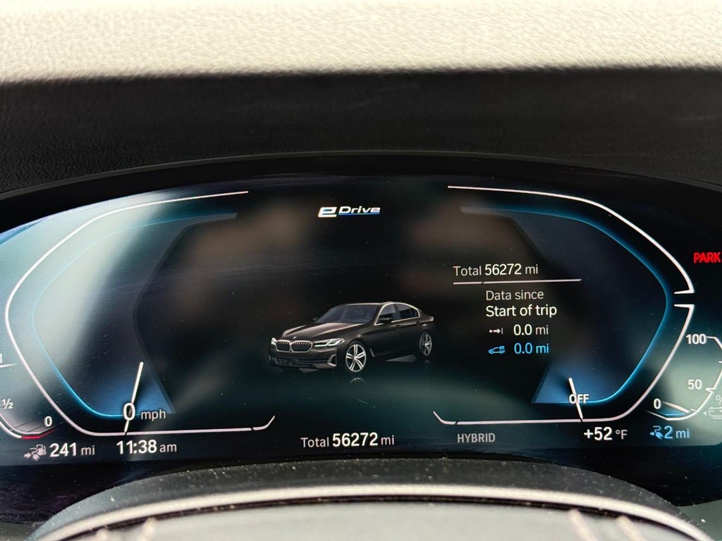 BMW 5 Series Vehicle Full-screen Gallery Image 21