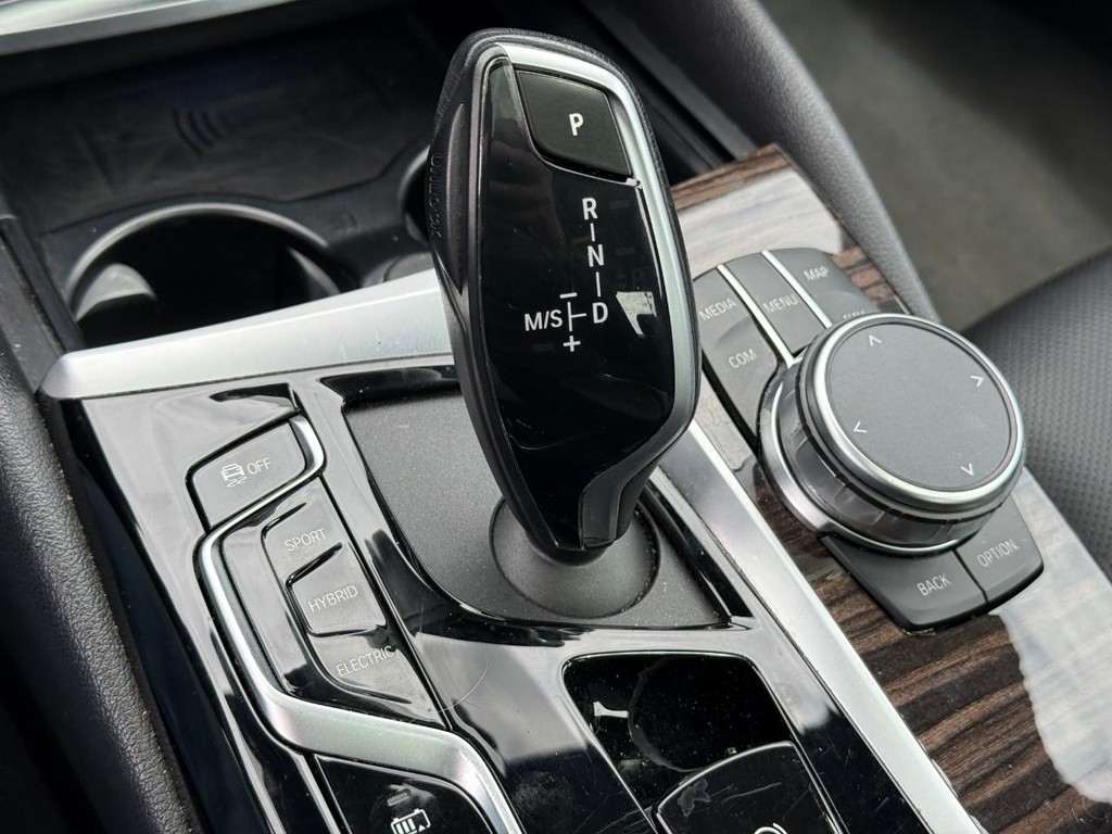 BMW 5 Series Vehicle Full-screen Gallery Image 22