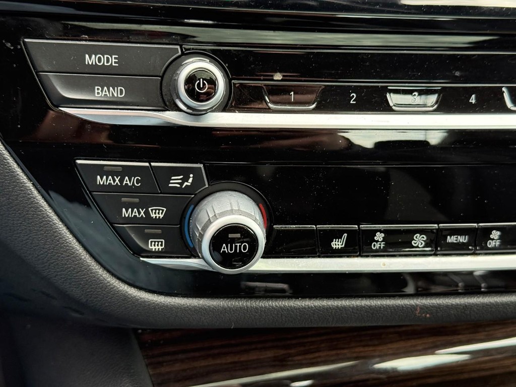 BMW 5 Series Vehicle Full-screen Gallery Image 23