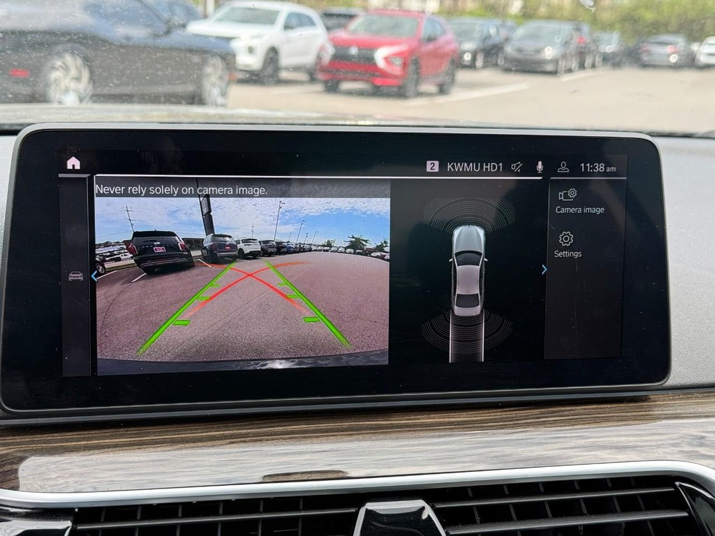 BMW 5 Series Vehicle Full-screen Gallery Image 24