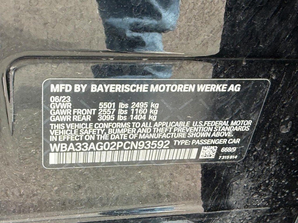 BMW 5 Series Vehicle Full-screen Gallery Image 25