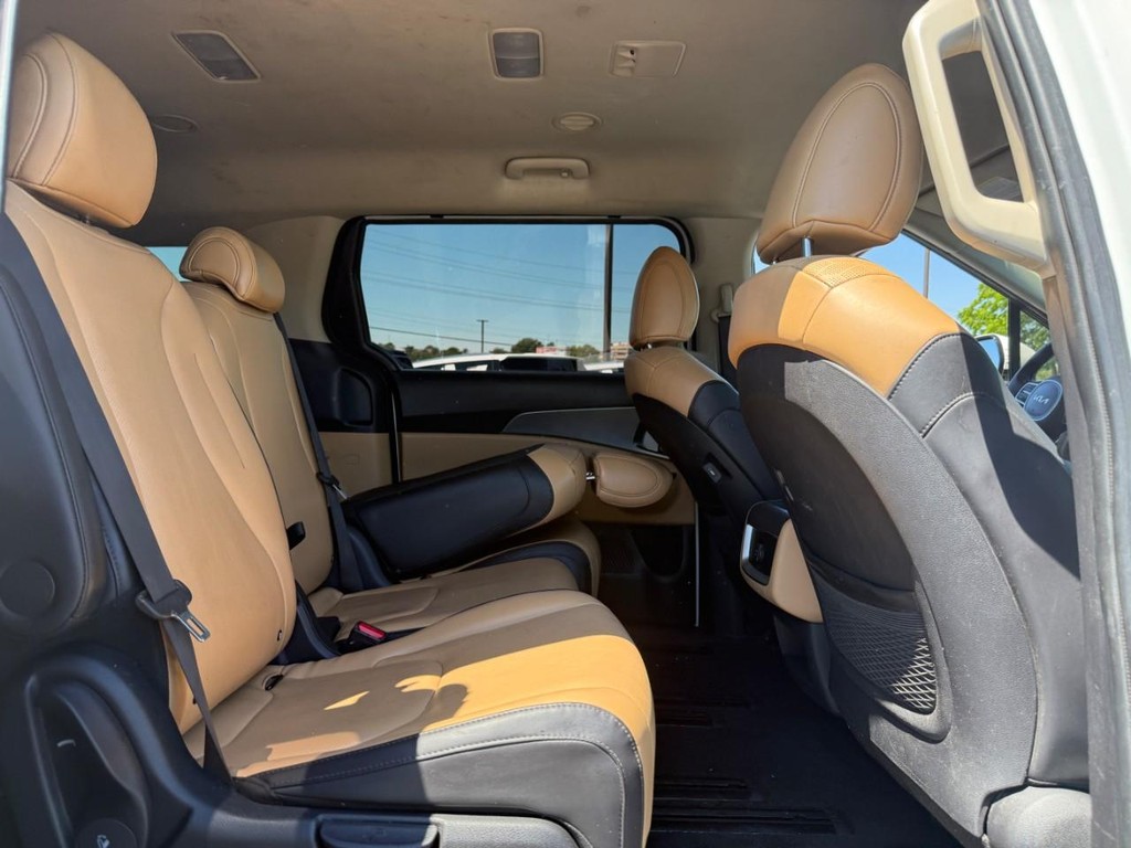 Kia Carnival Vehicle Full-screen Gallery Image 10