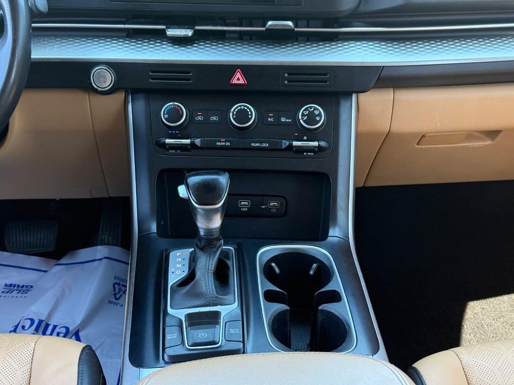 Kia Carnival Vehicle Full-screen Gallery Image 14