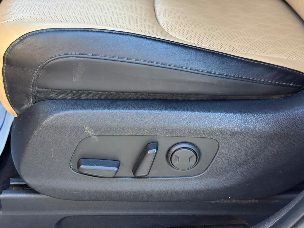 Kia Carnival Vehicle Full-screen Gallery Image 18