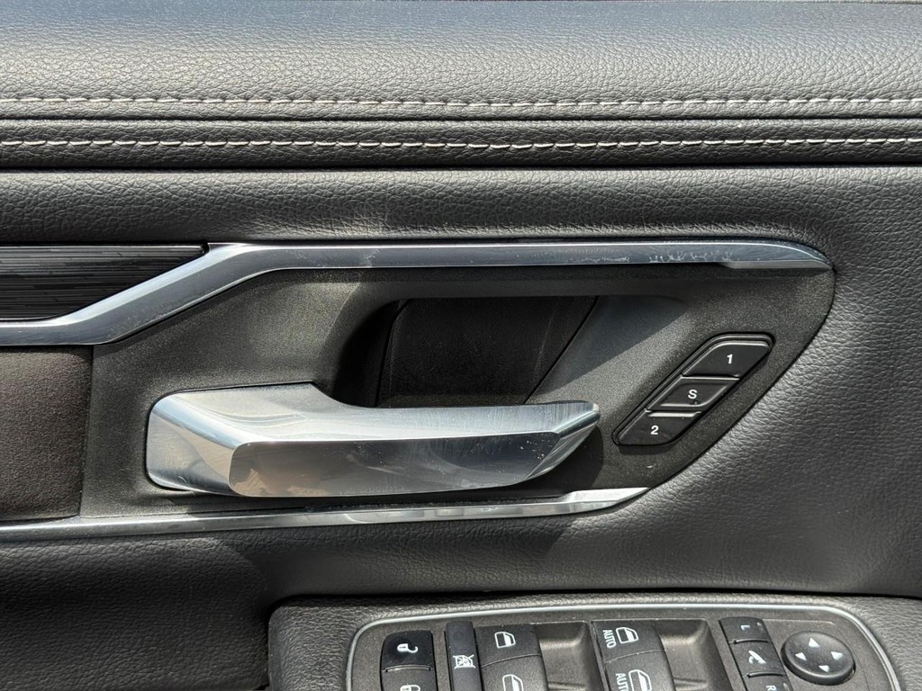 Ram 1500 Vehicle Full-screen Gallery Image 16