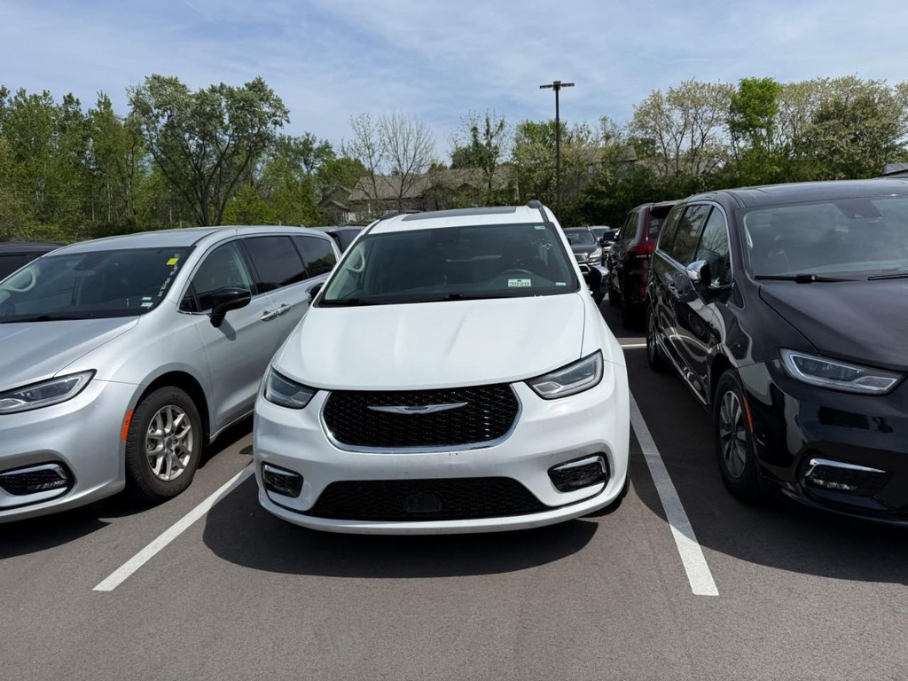 Chrysler Pacifica Vehicle Full-screen Gallery Image 02