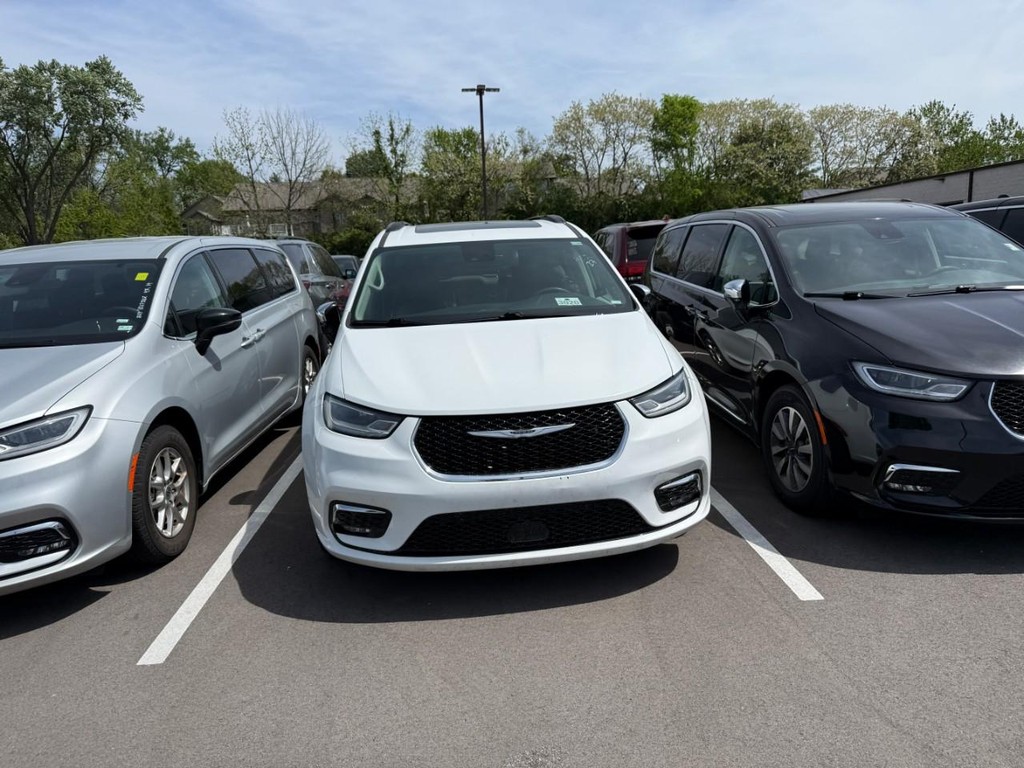 Chrysler Pacifica Vehicle Full-screen Gallery Image 03