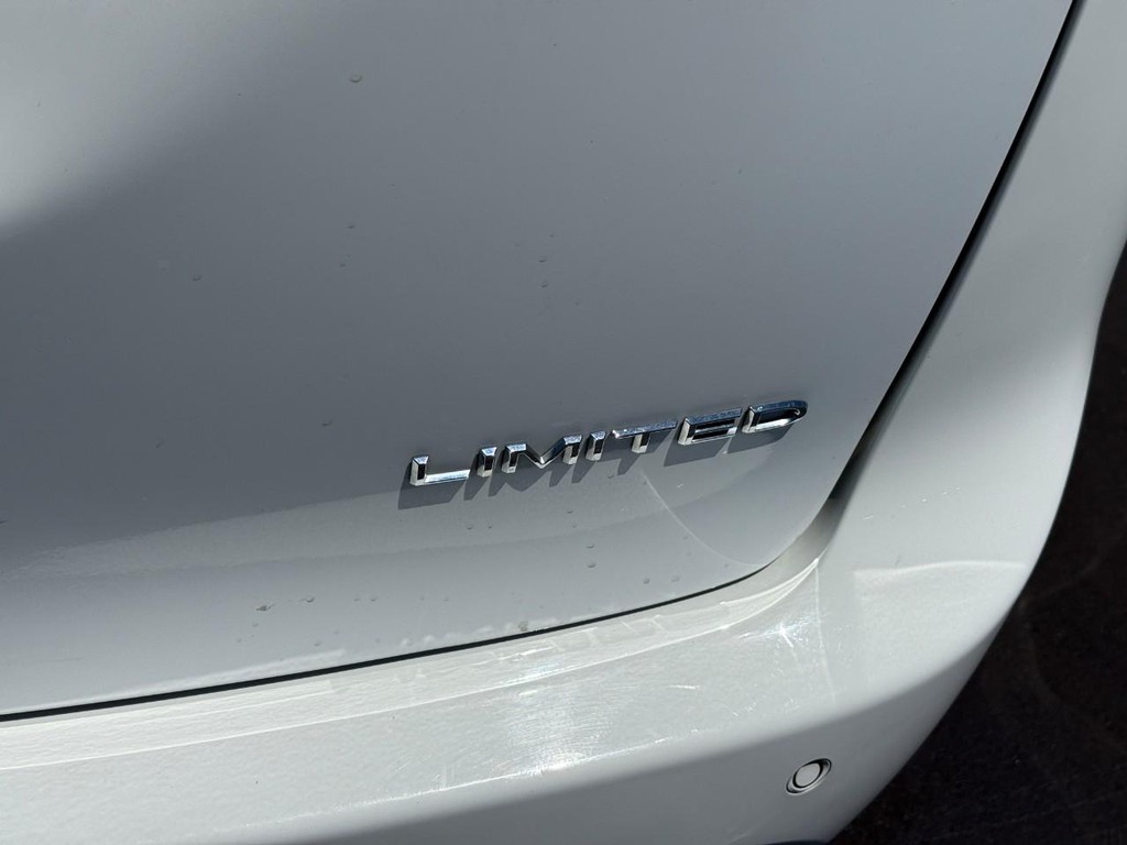 Chrysler Pacifica Vehicle Full-screen Gallery Image 06
