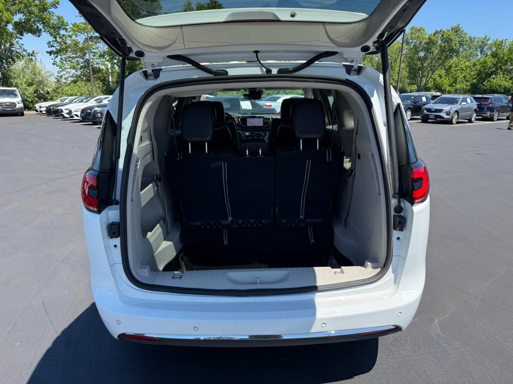 Chrysler Pacifica Vehicle Full-screen Gallery Image 07