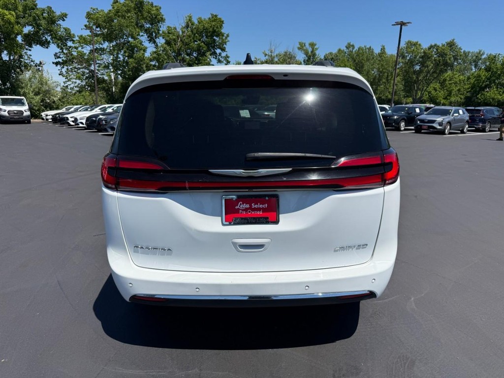 Chrysler Pacifica Vehicle Full-screen Gallery Image 08
