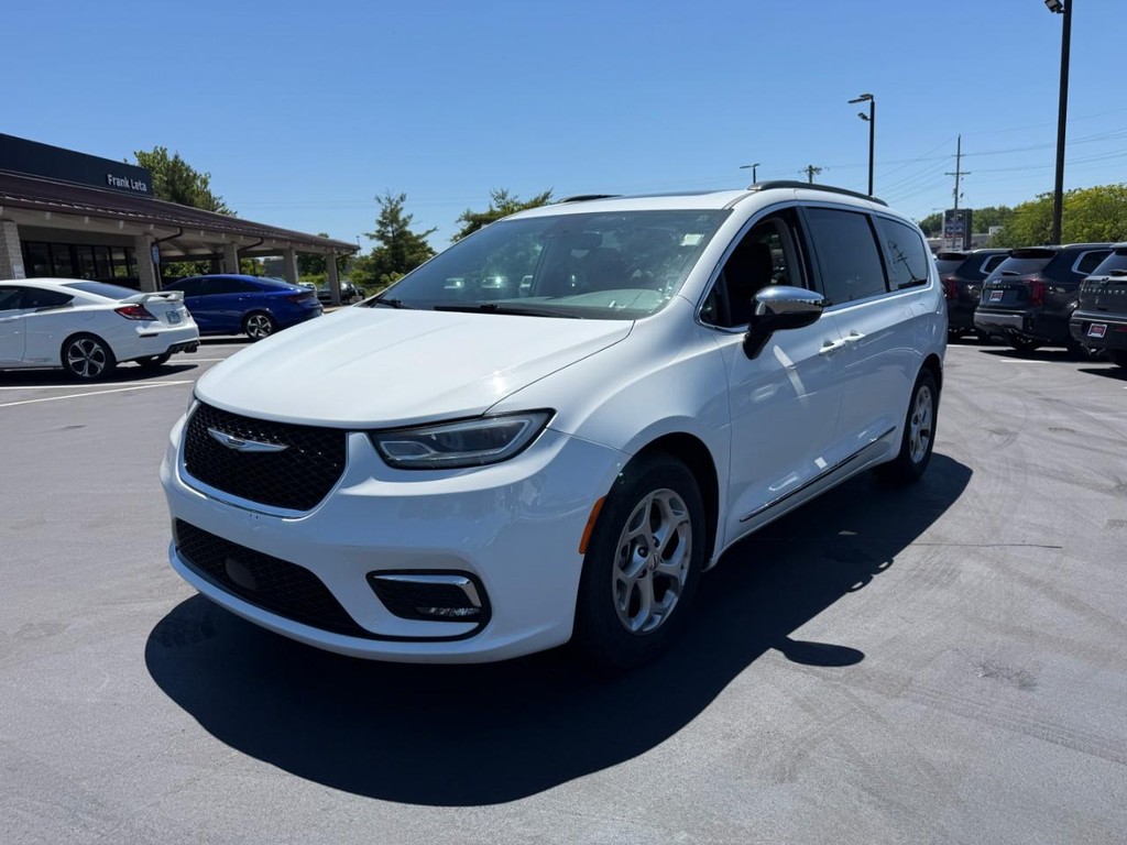 Chrysler Pacifica Vehicle Full-screen Gallery Image 09