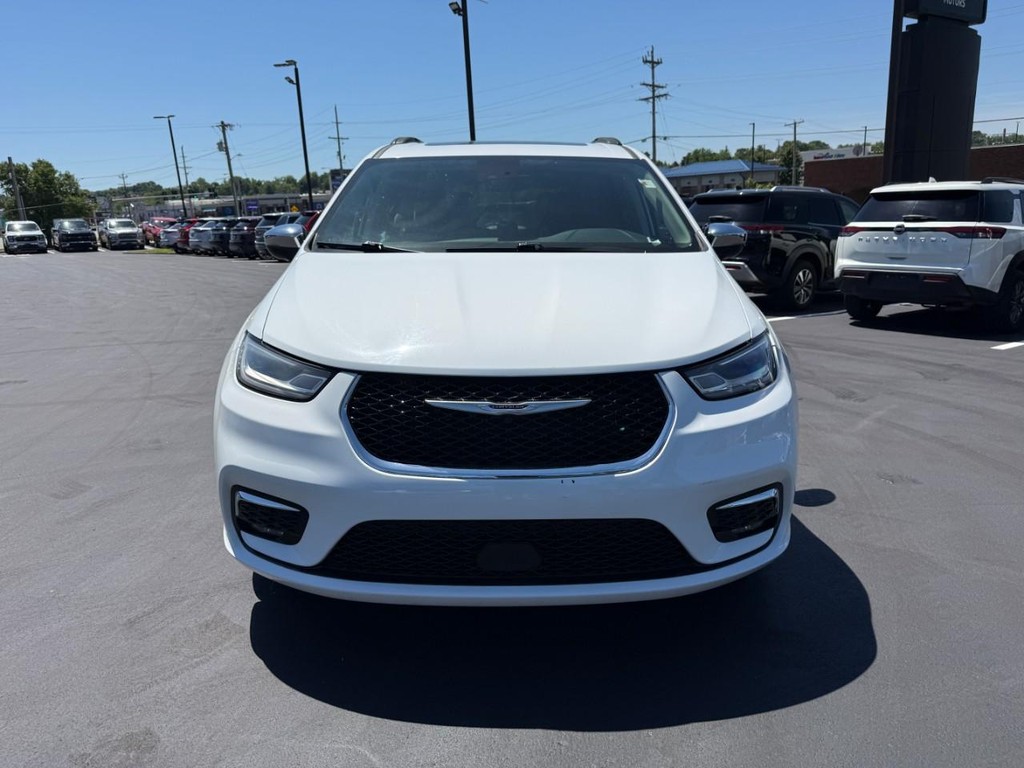 Chrysler Pacifica Vehicle Full-screen Gallery Image 10