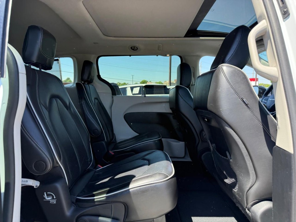 Chrysler Pacifica Vehicle Full-screen Gallery Image 11
