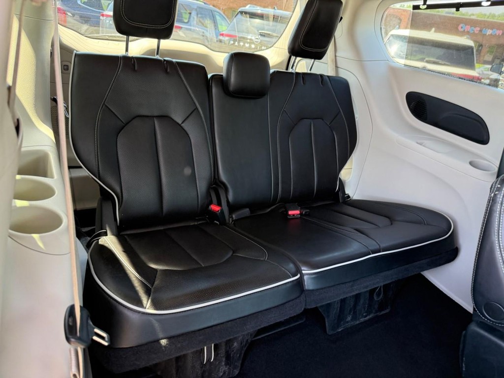 Chrysler Pacifica Vehicle Full-screen Gallery Image 12