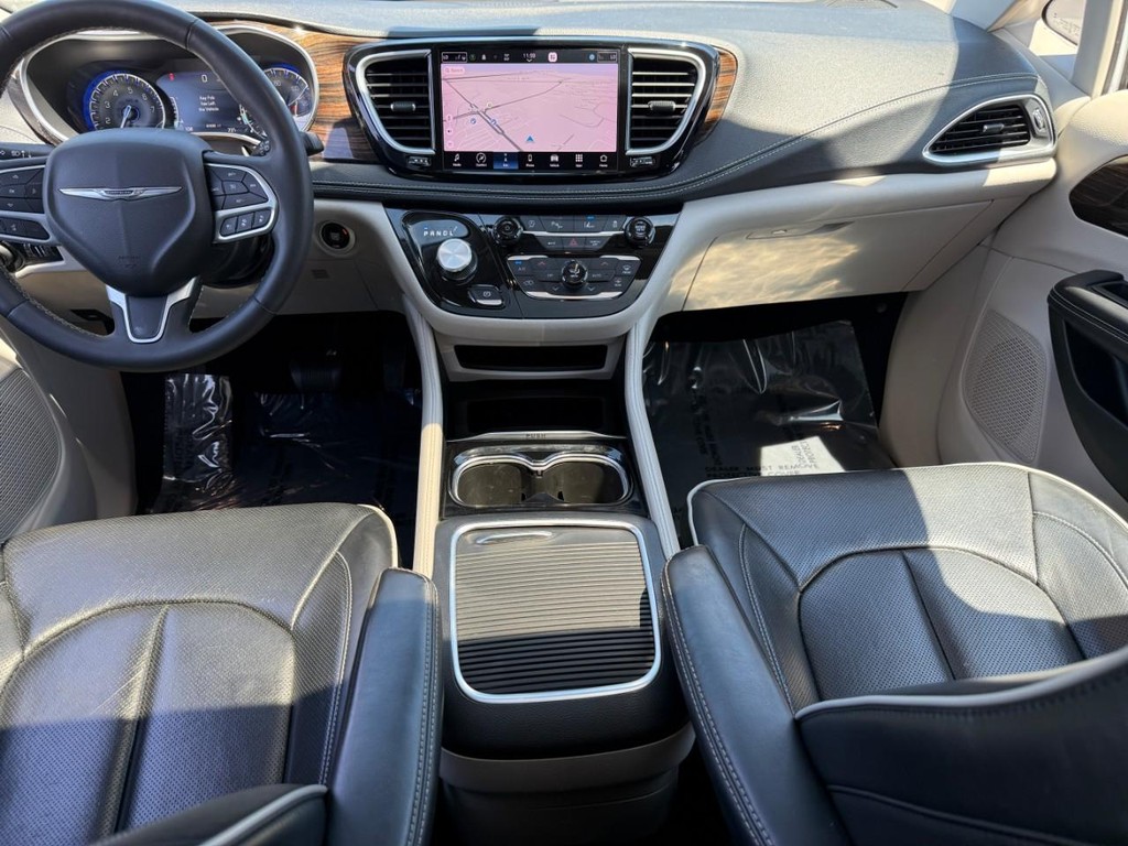 Chrysler Pacifica Vehicle Full-screen Gallery Image 13