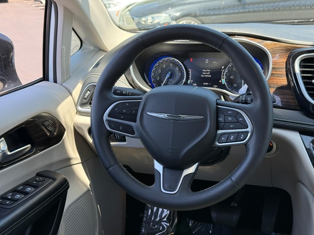 Chrysler Pacifica Vehicle Full-screen Gallery Image 14