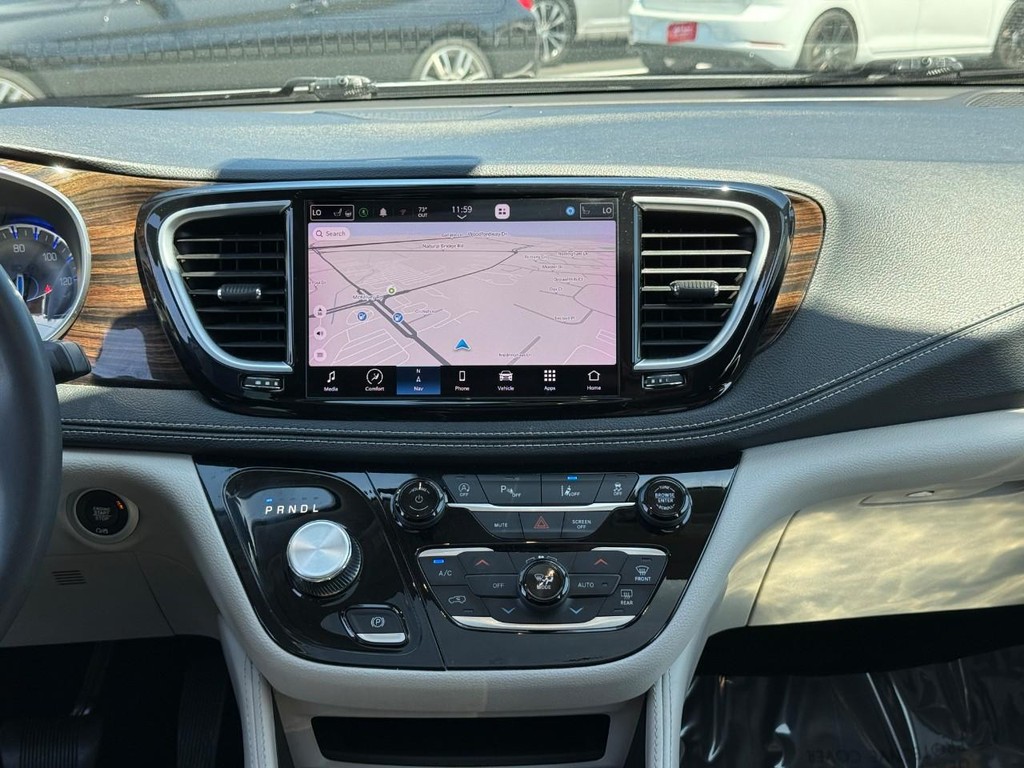 Chrysler Pacifica Vehicle Full-screen Gallery Image 15