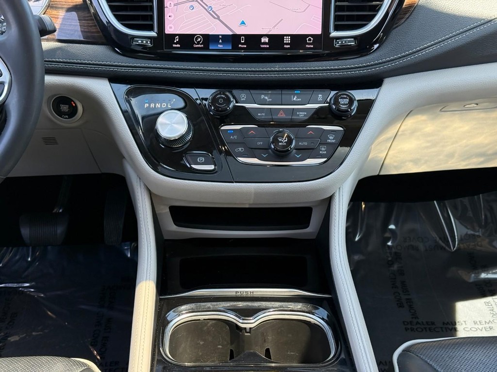 Chrysler Pacifica Vehicle Full-screen Gallery Image 16