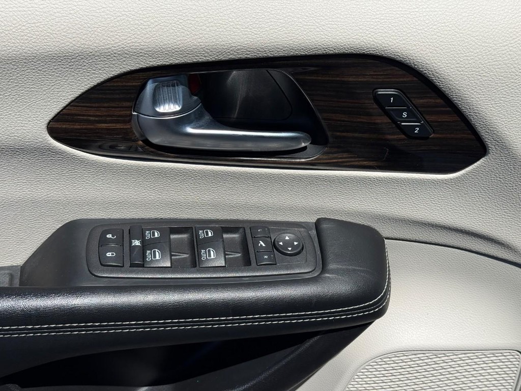 Chrysler Pacifica Vehicle Full-screen Gallery Image 17