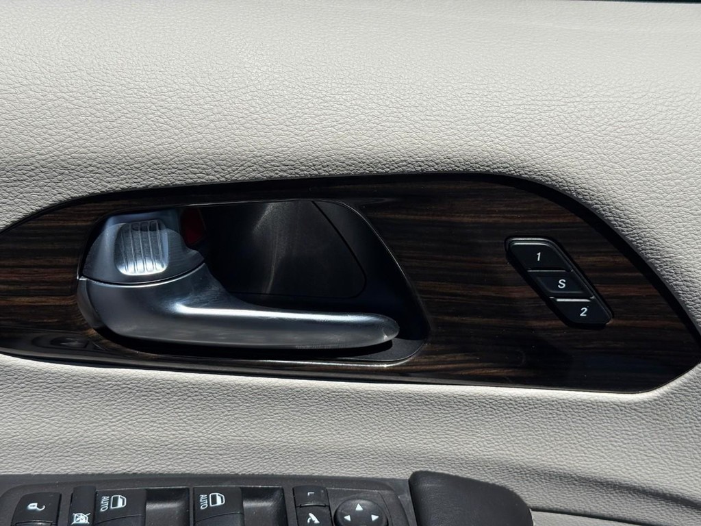 Chrysler Pacifica Vehicle Full-screen Gallery Image 18