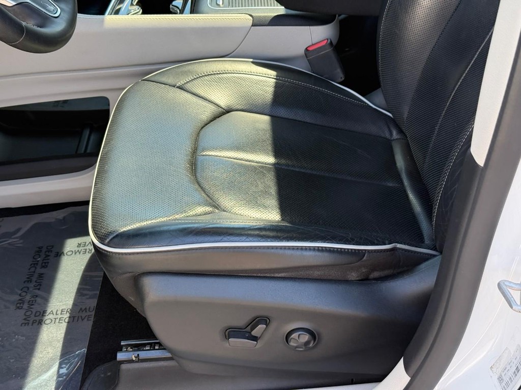 Chrysler Pacifica Vehicle Full-screen Gallery Image 19
