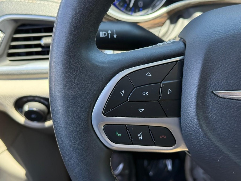 Chrysler Pacifica Vehicle Full-screen Gallery Image 21