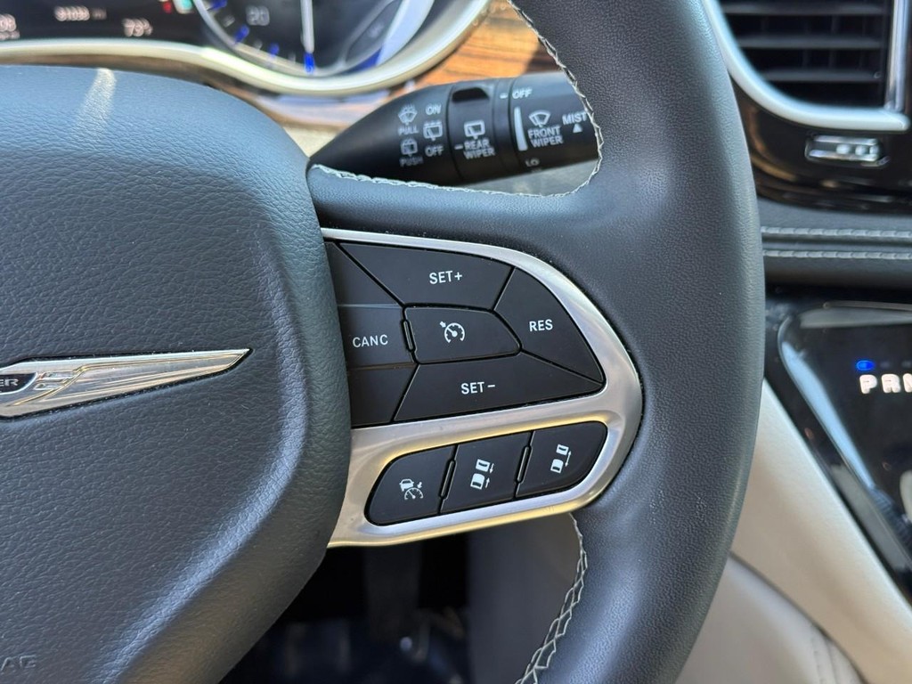 Chrysler Pacifica Vehicle Full-screen Gallery Image 22