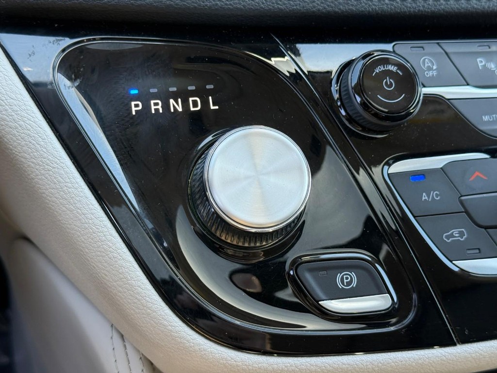 Chrysler Pacifica Vehicle Full-screen Gallery Image 24