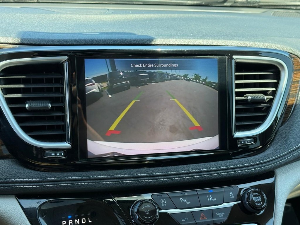 Chrysler Pacifica Vehicle Full-screen Gallery Image 25
