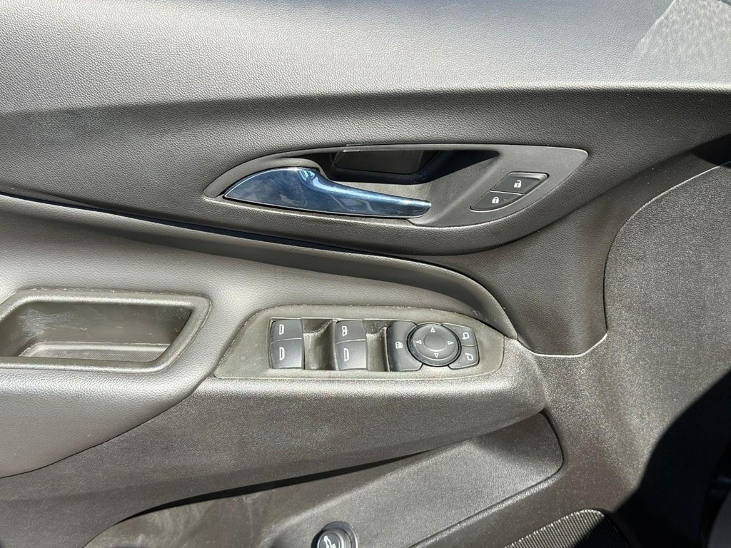 Chevrolet Equinox Vehicle Full-screen Gallery Image 16