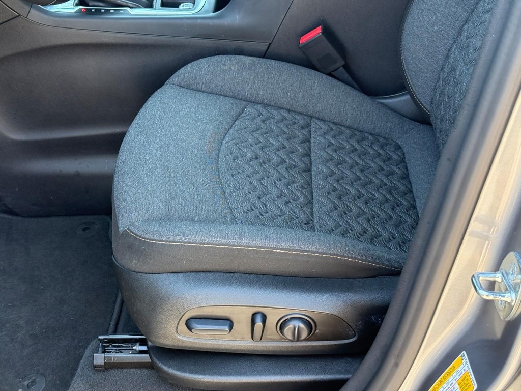 Chevrolet Equinox Vehicle Full-screen Gallery Image 17