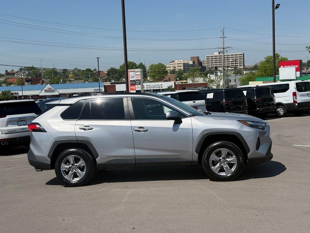 Toyota RAV4 Vehicle Full-screen Gallery Image 02