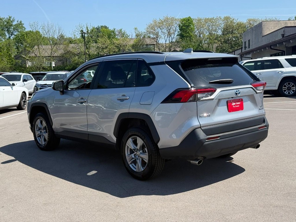 Toyota RAV4 Vehicle Full-screen Gallery Image 04