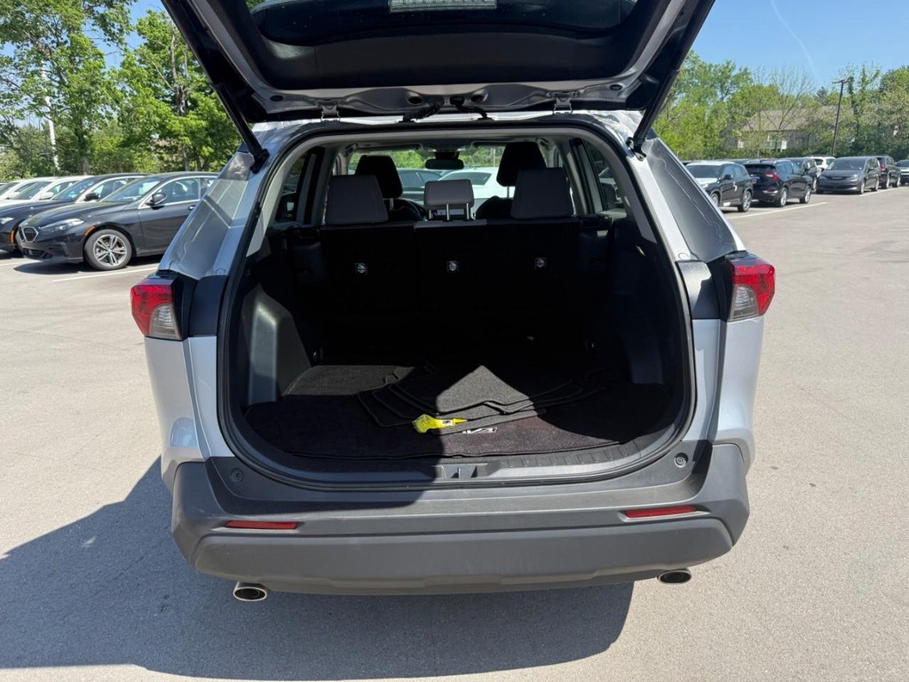 Toyota RAV4 Vehicle Full-screen Gallery Image 06