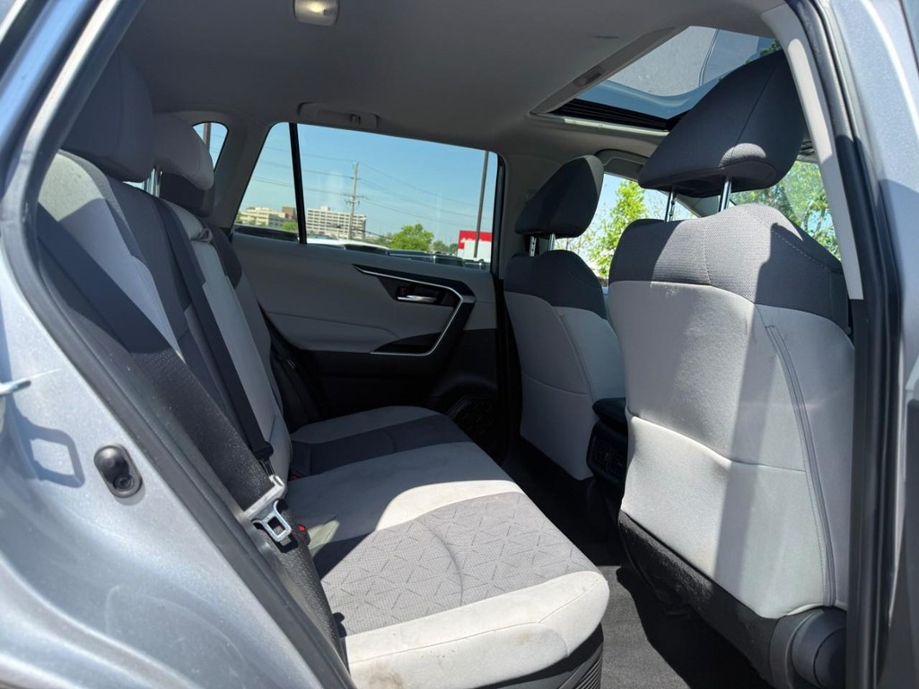 Toyota RAV4 Vehicle Full-screen Gallery Image 10