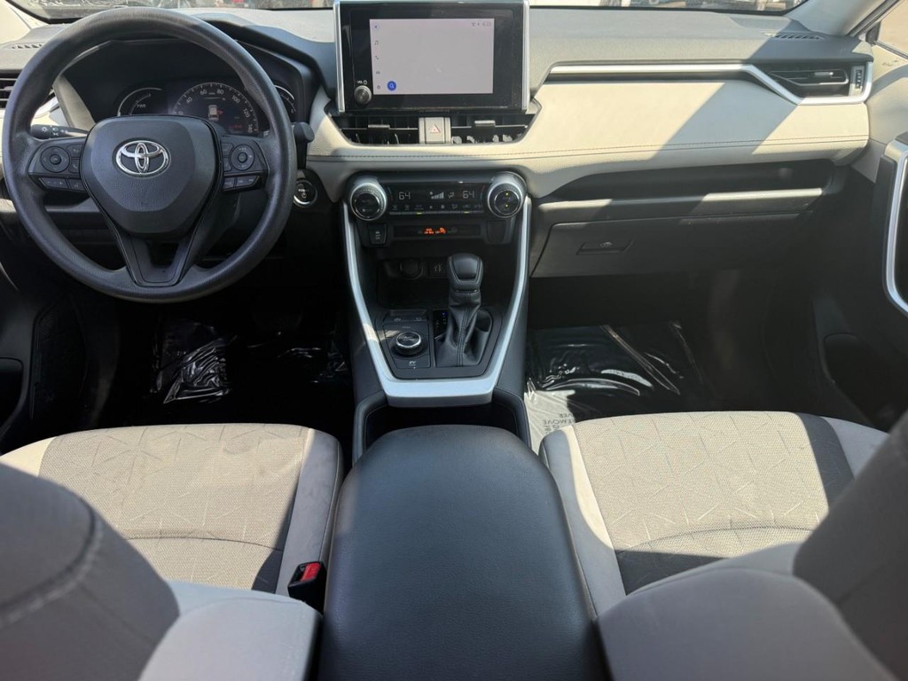Toyota RAV4 Vehicle Full-screen Gallery Image 11