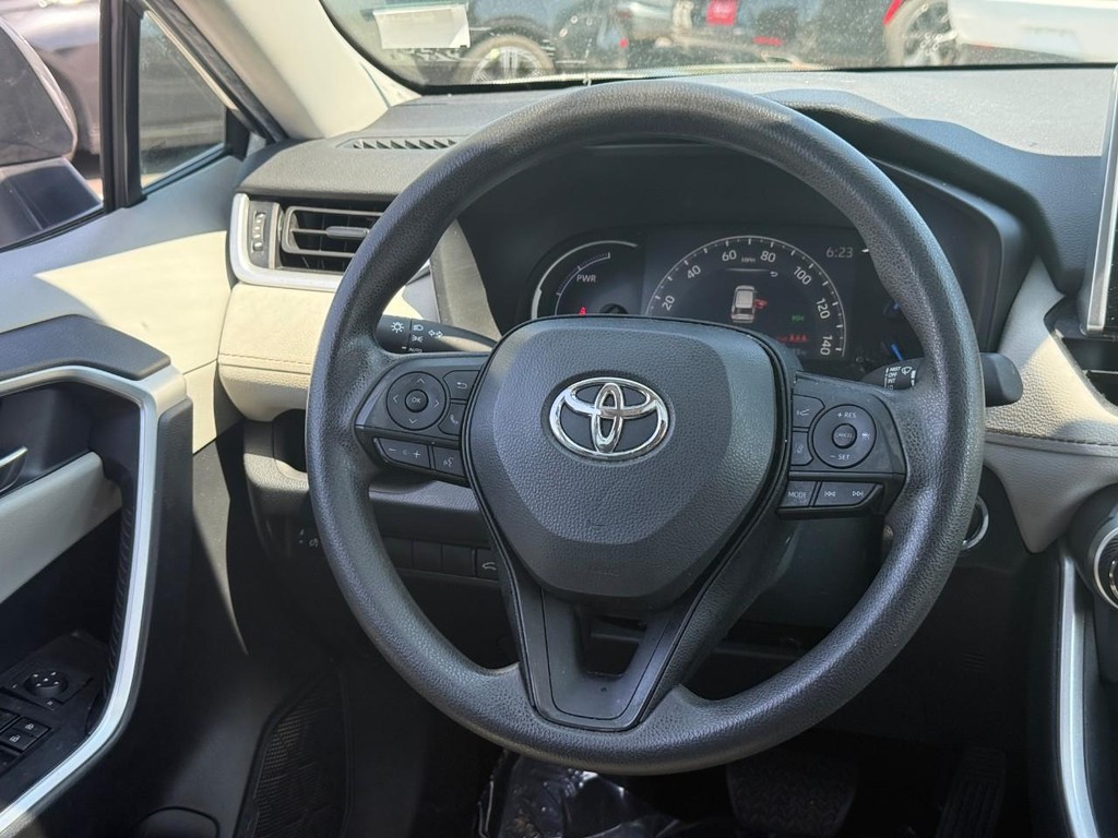 Toyota RAV4 Vehicle Full-screen Gallery Image 12