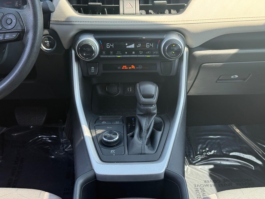 Toyota RAV4 Vehicle Full-screen Gallery Image 14