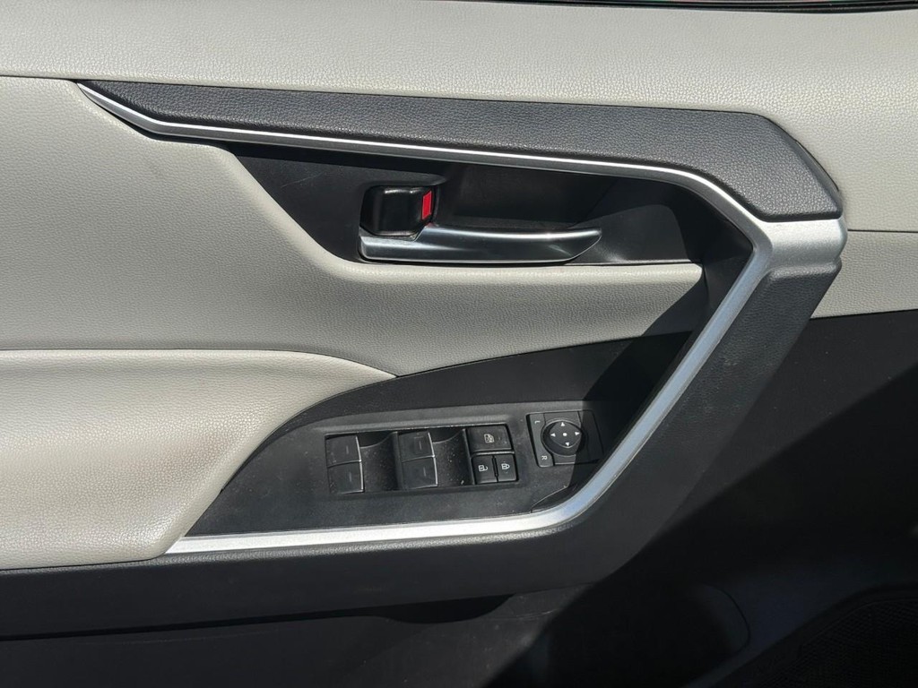 Toyota RAV4 Vehicle Full-screen Gallery Image 15