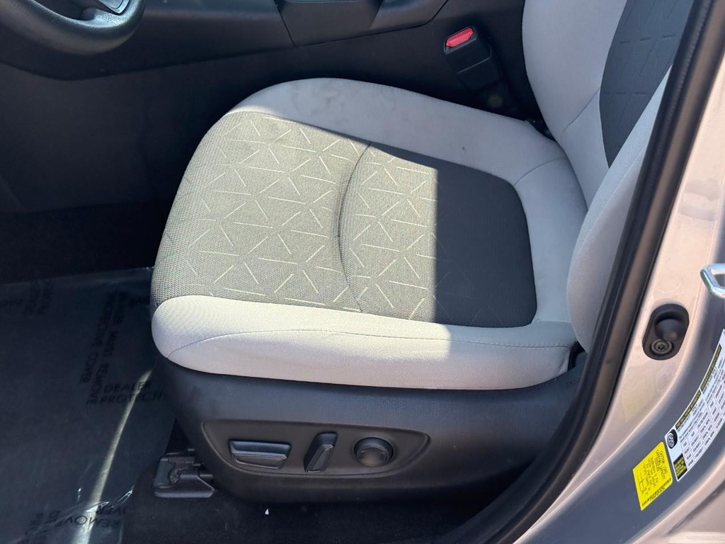 Toyota RAV4 Vehicle Full-screen Gallery Image 16