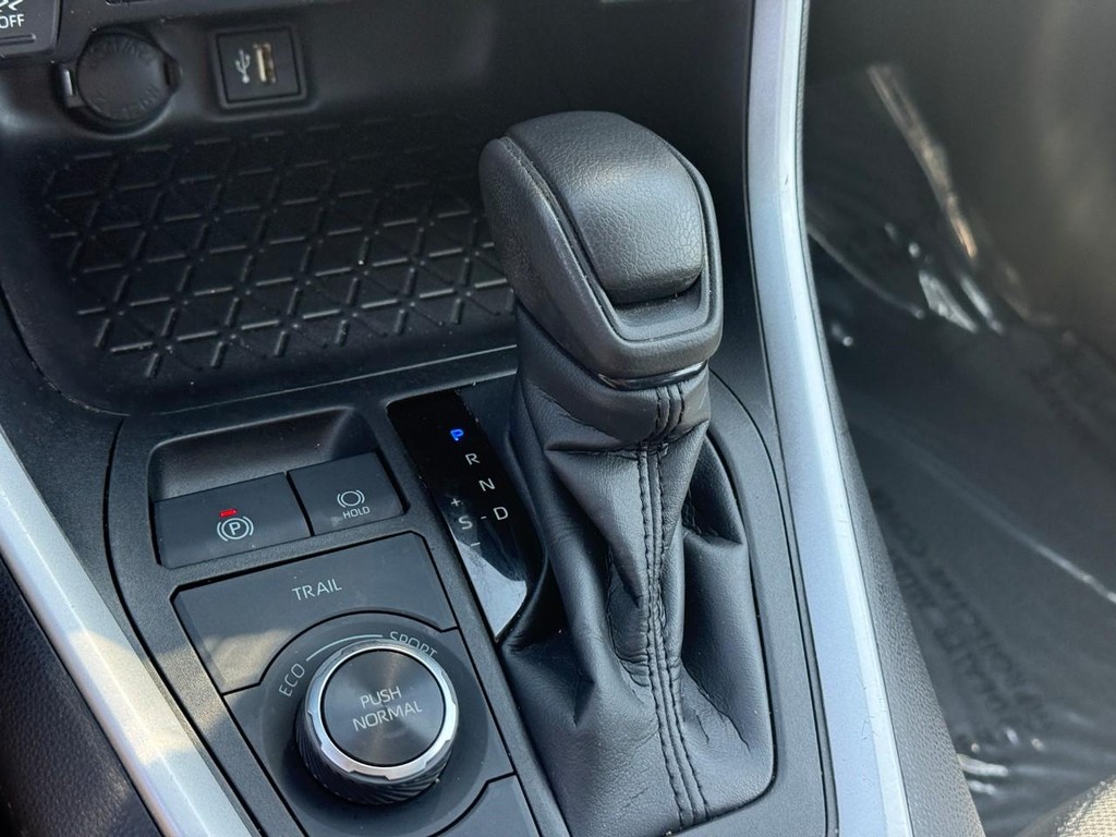 Toyota RAV4 Vehicle Full-screen Gallery Image 21