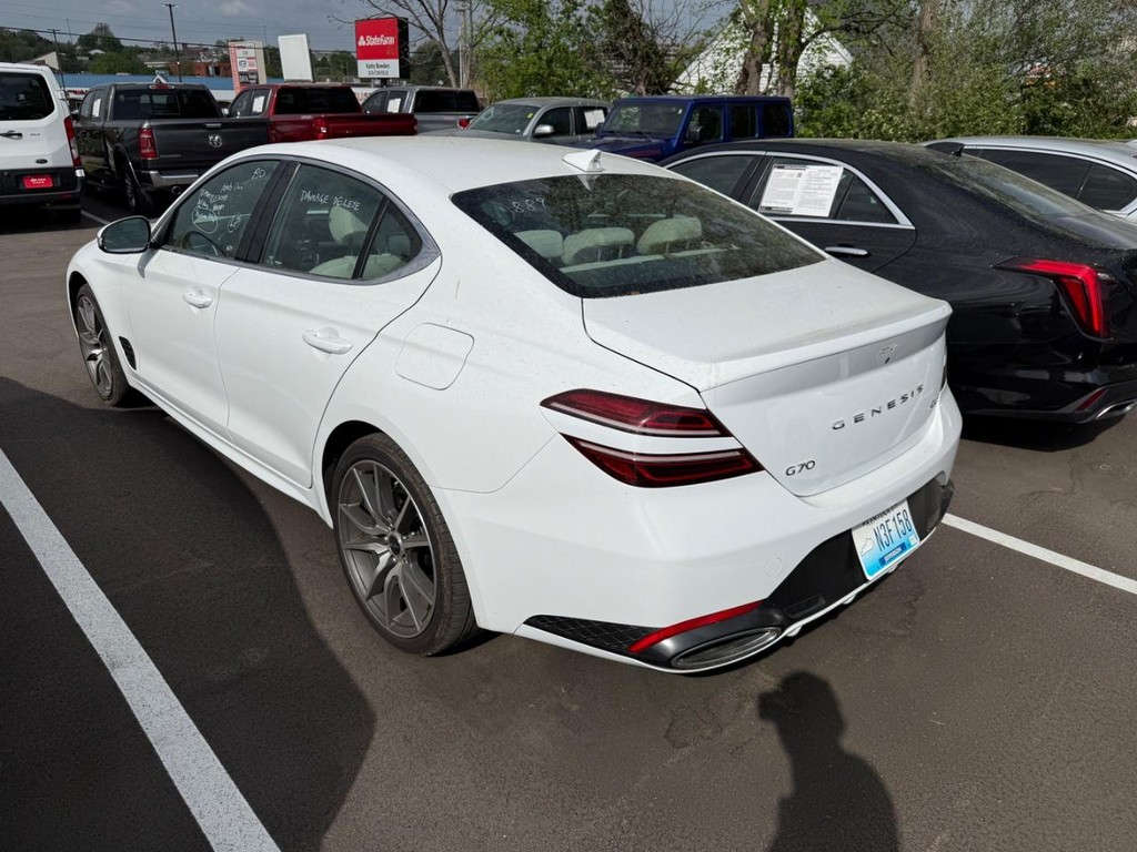 Genesis G70 Vehicle Full-screen Gallery Image 04