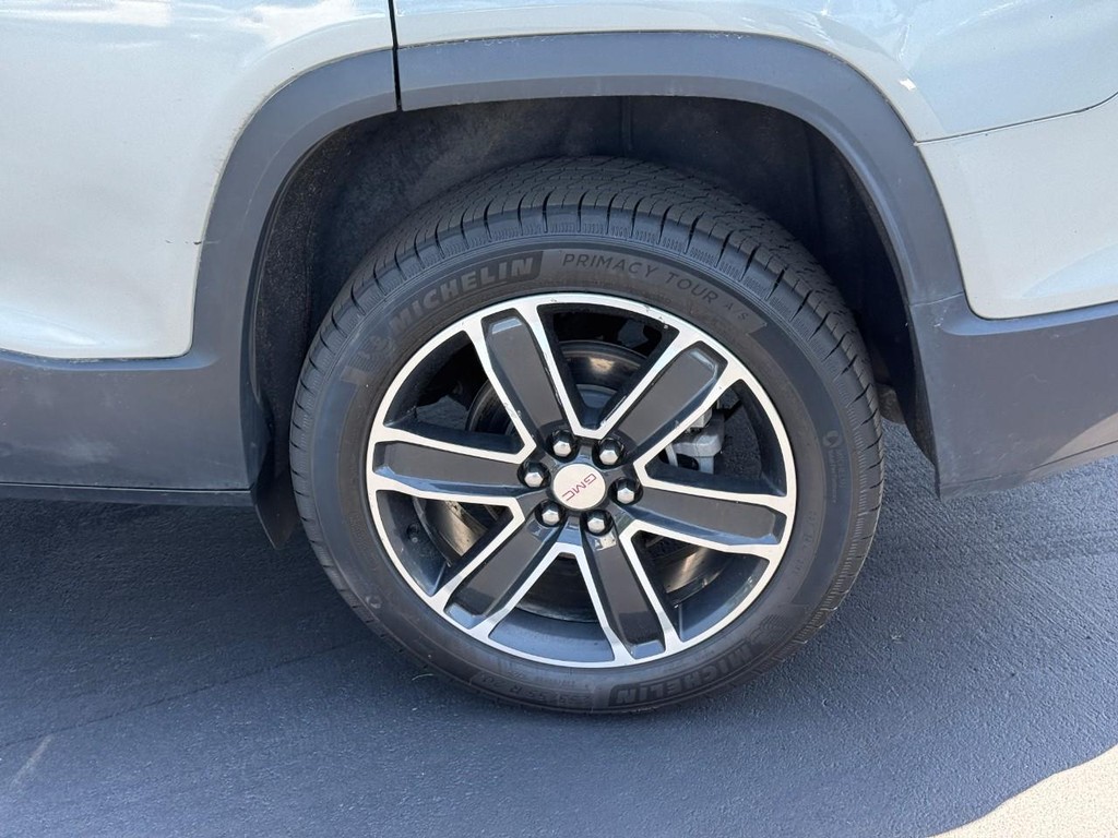 GMC Acadia Vehicle Full-screen Gallery Image 05