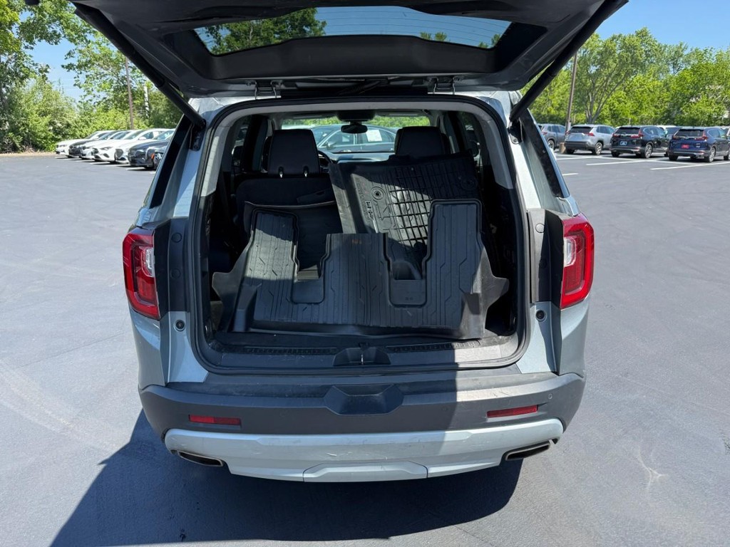 GMC Acadia Vehicle Full-screen Gallery Image 07